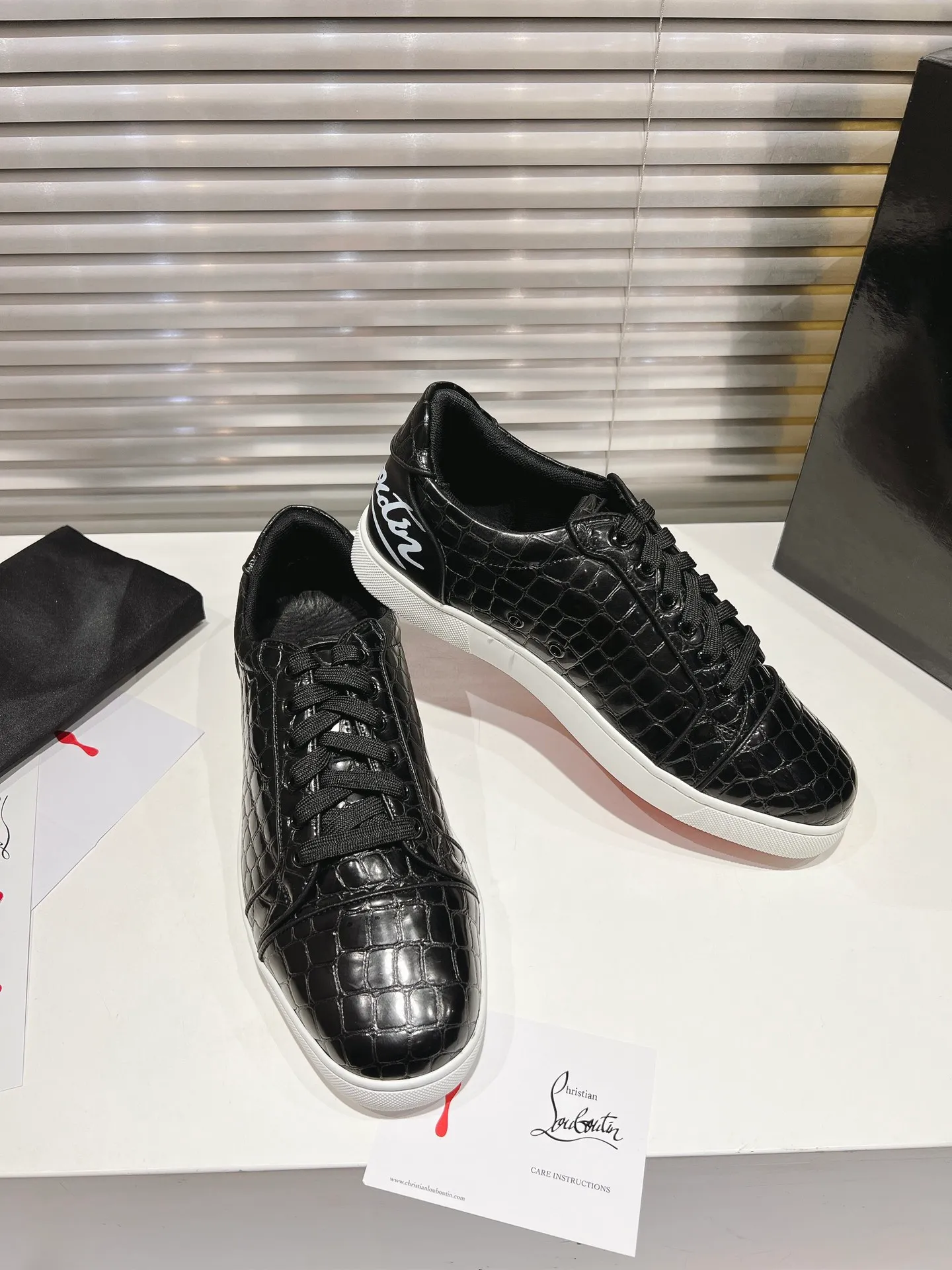 👟👟Ex-factory price 700👟👟 ╔Low top black stone pattern printed logo model╗ ·Top version customization·²⁰²²𝐬𝐬 𝑪𝒉𝒓𝒊𝒔𝒕𝒊𝒂𝒏 𝑳𝒐𝒖𝒃𝒐𝒖𝒕𝒊𝒏 ▪️No matter the last shape, fabric, diamonds, nails, lining, outsole, they are as close as possible to ZP... ▪️The original sole is specially provided by the original factory ▪️The lining is imported water-dyed cowhide ▪️Private customization time is about 3-7 days —————— Size: Women's 35M-41M Men's 38M-47M, half size can be customized